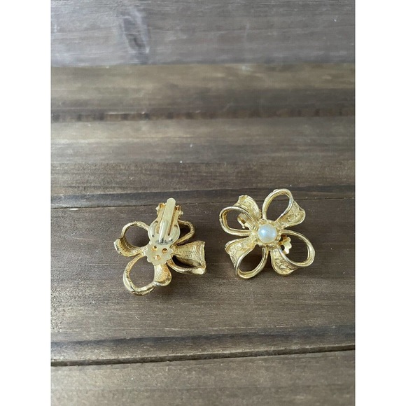 Vintage Pearl Flower Clip-On Earrings - Gold Tone Metal Faux Stone - Picture 6 of 7